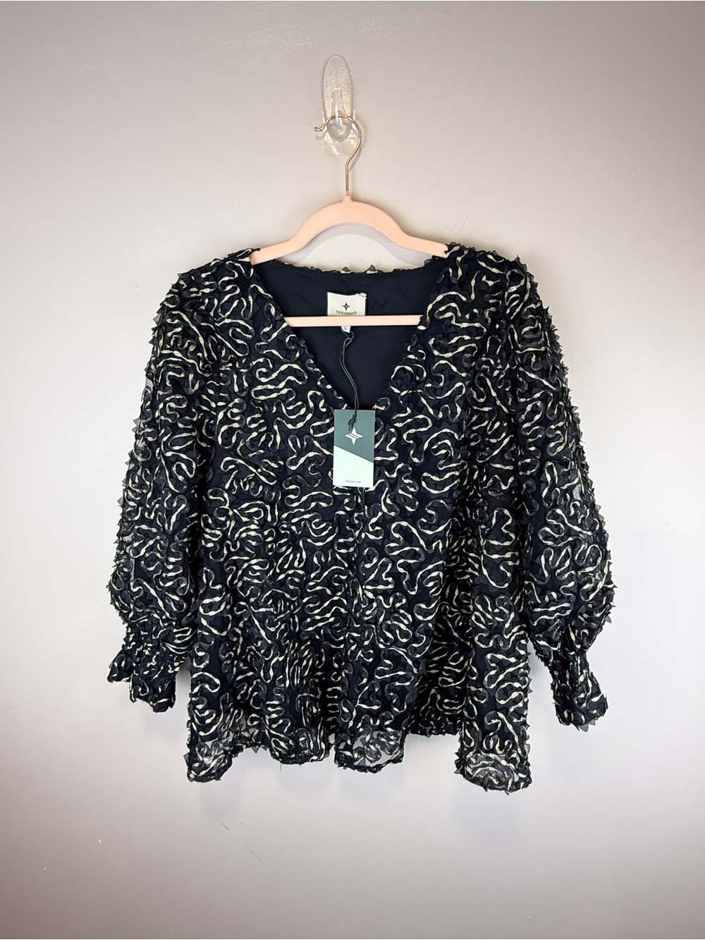 Tuckernuck Black Gold Textured Peplum Blouse Puff Sleeve Top NWT Large - Picture 2 of 10